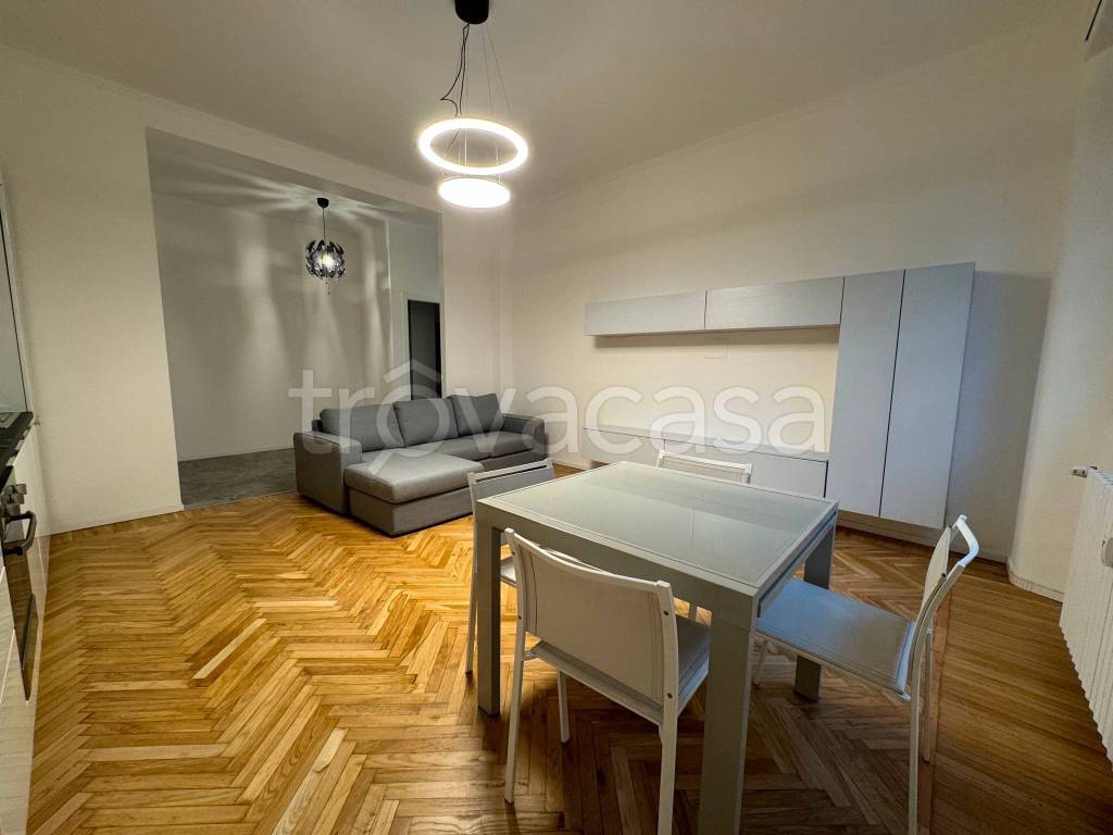 Appartamento in affitto a Milano via Bezzecca, 8