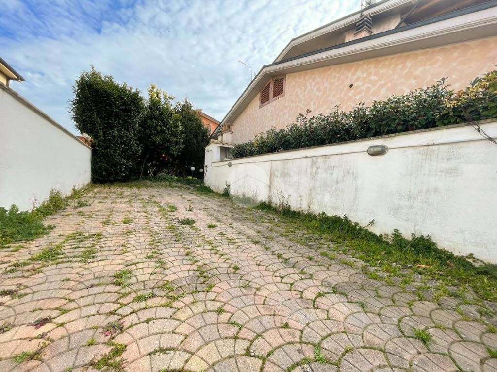 Villa Bifamiliare in vendita a Roma via Sant'Elpidio a Mare, 1