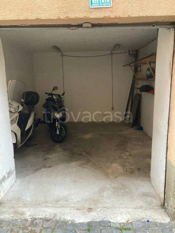 Garage in vendita a Roma via Asmara, 35