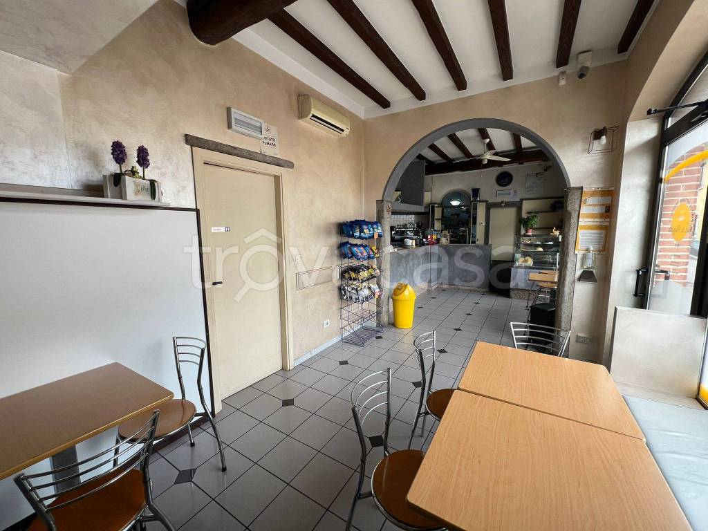 Bar in vendita a Jerago con Orago piazza Vittorio Veneto, 12