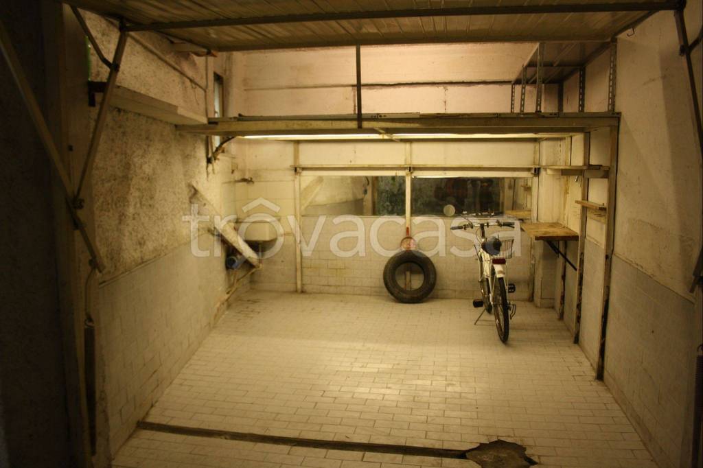 Garage in vendita a Roma via Veientana, 27