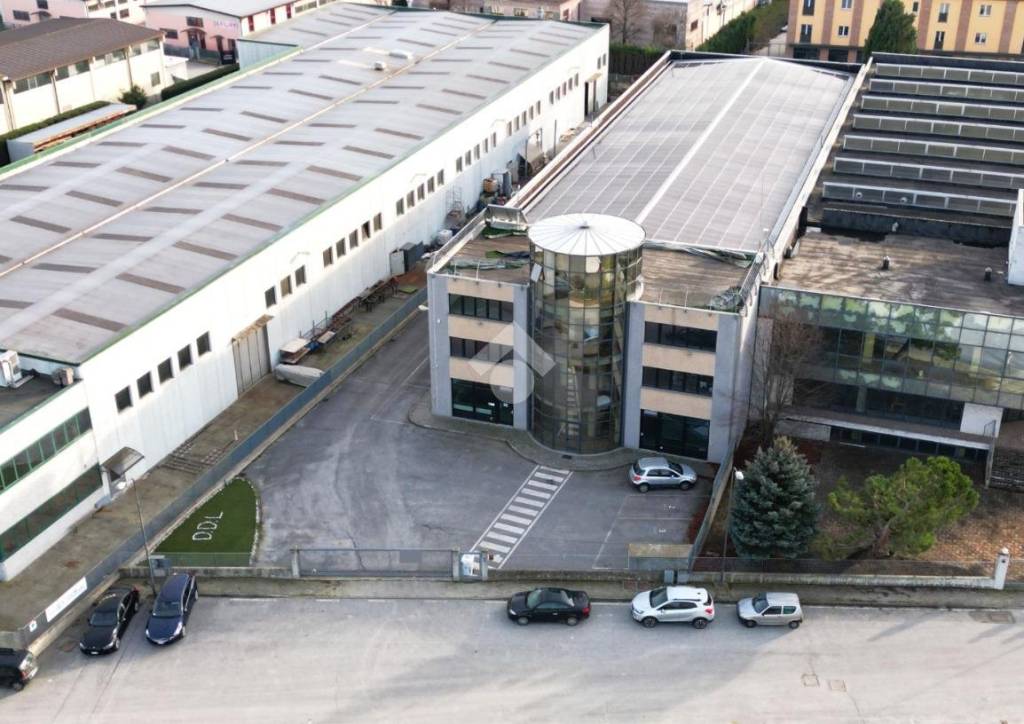 Capannone Industriale in vendita a Verduno località Piana, 55