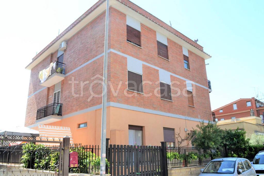 Appartamento in vendita a Roma via Salvatore Lo Bianco, 58