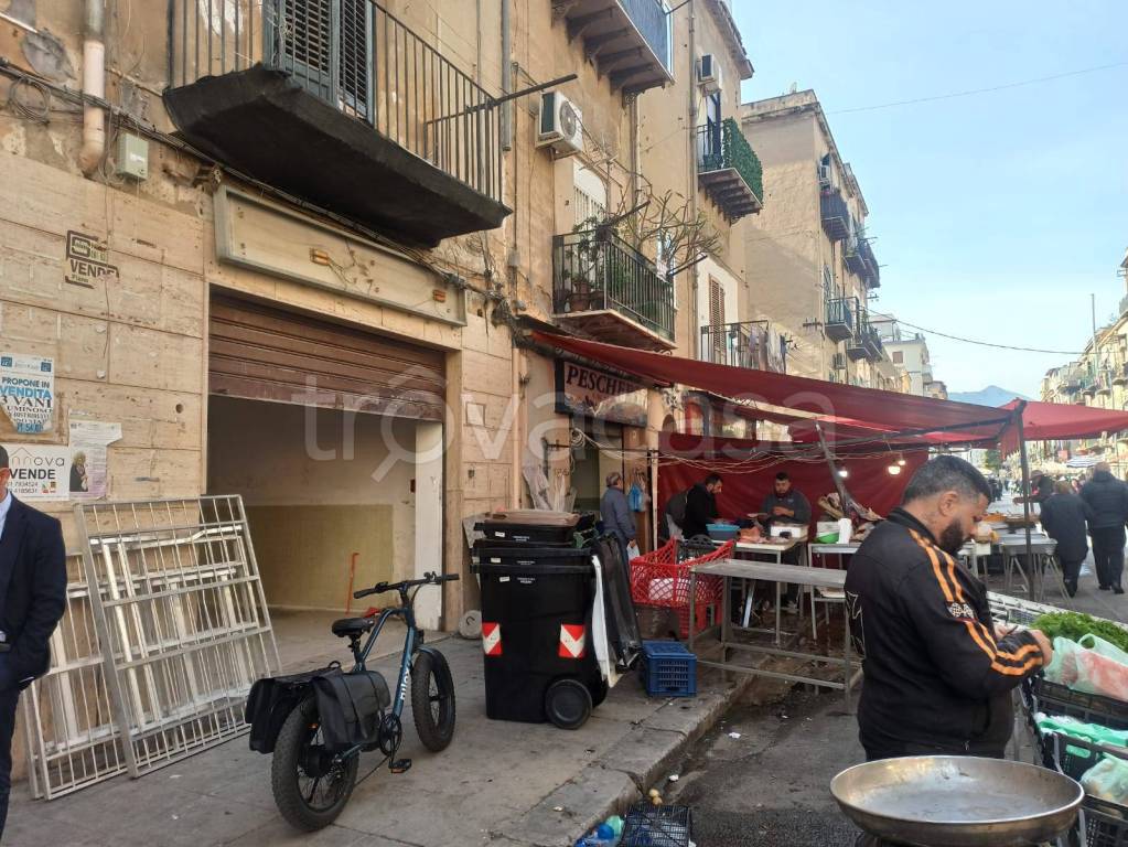 Negozio in vendita a Palermo via Montalbo, 103