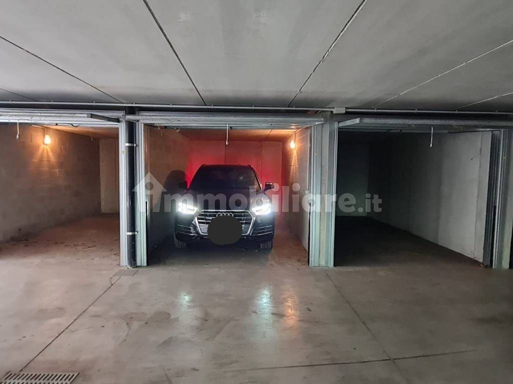 Garage in affitto a Monza via Ernesto Canesi, 15