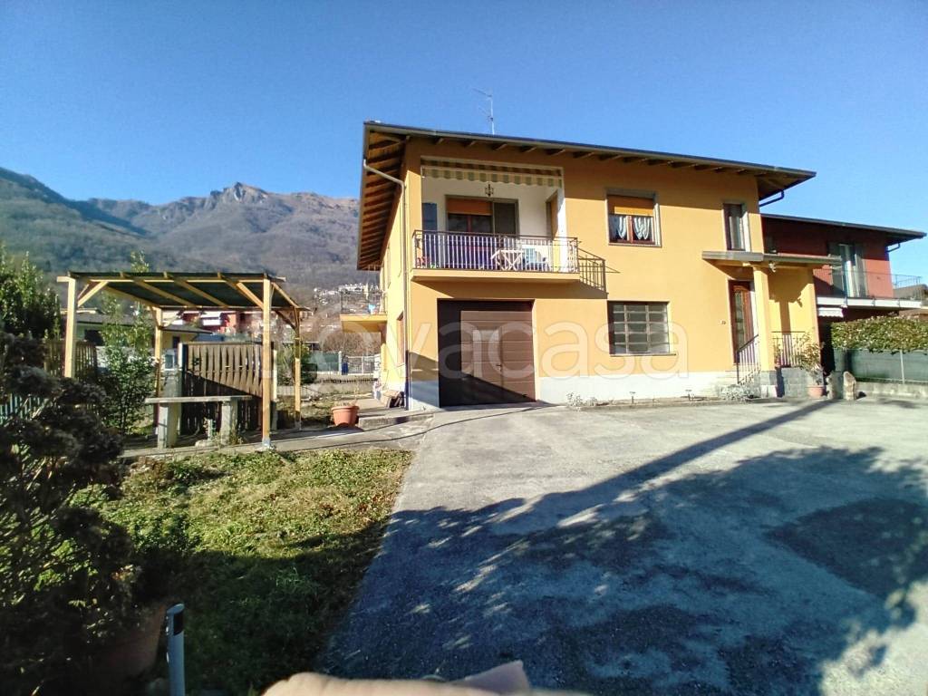 Villa in vendita a Casale Corte Cerro via Giacomo Matteotti