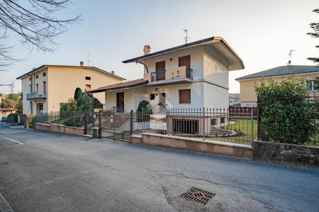 Villa in vendita a Botticino via De Amicis, 18