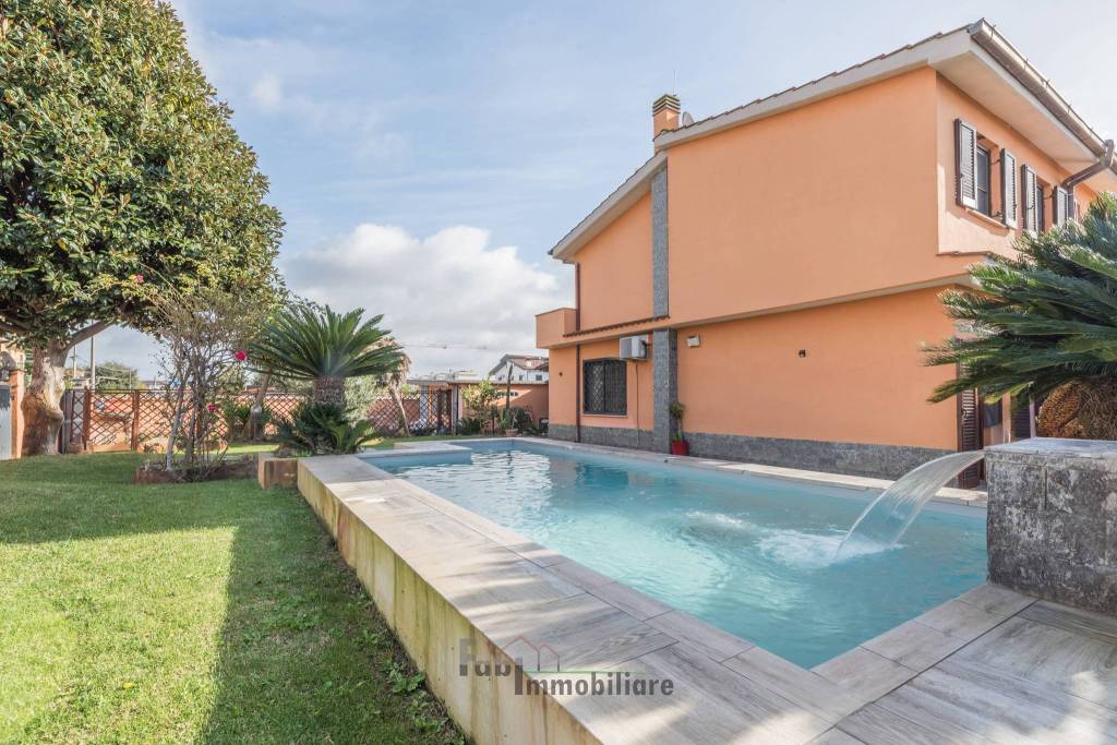 Villa Bifamiliare in vendita a Fiumicino via Valderoa, 65