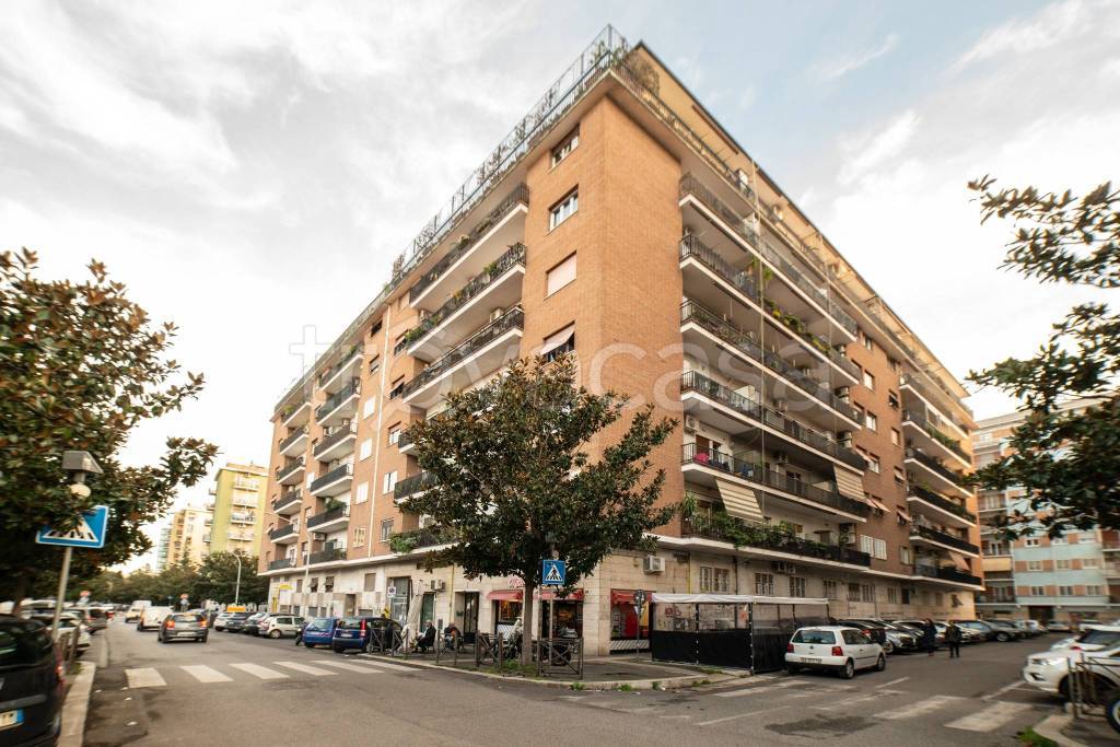 Appartamento in vendita a Roma via Luchino dal Verme, 72