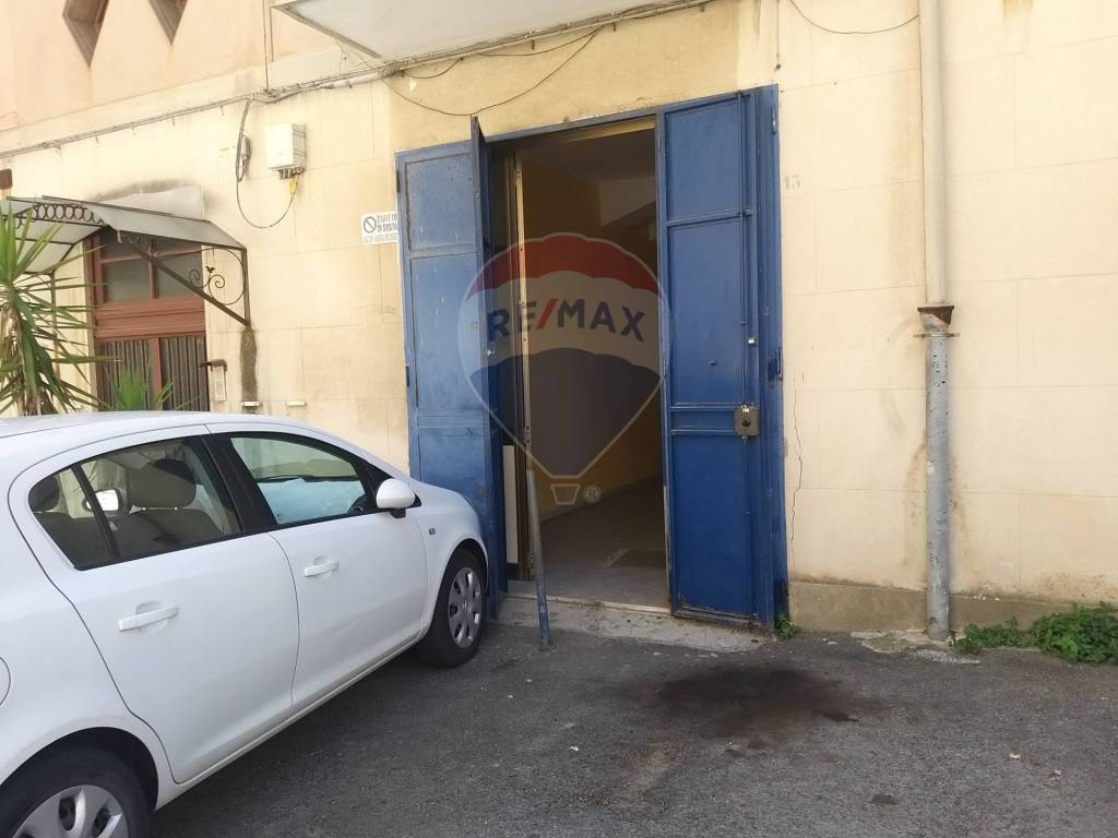 Magazzino in vendita a Messina via Gaetano Oliva, 13