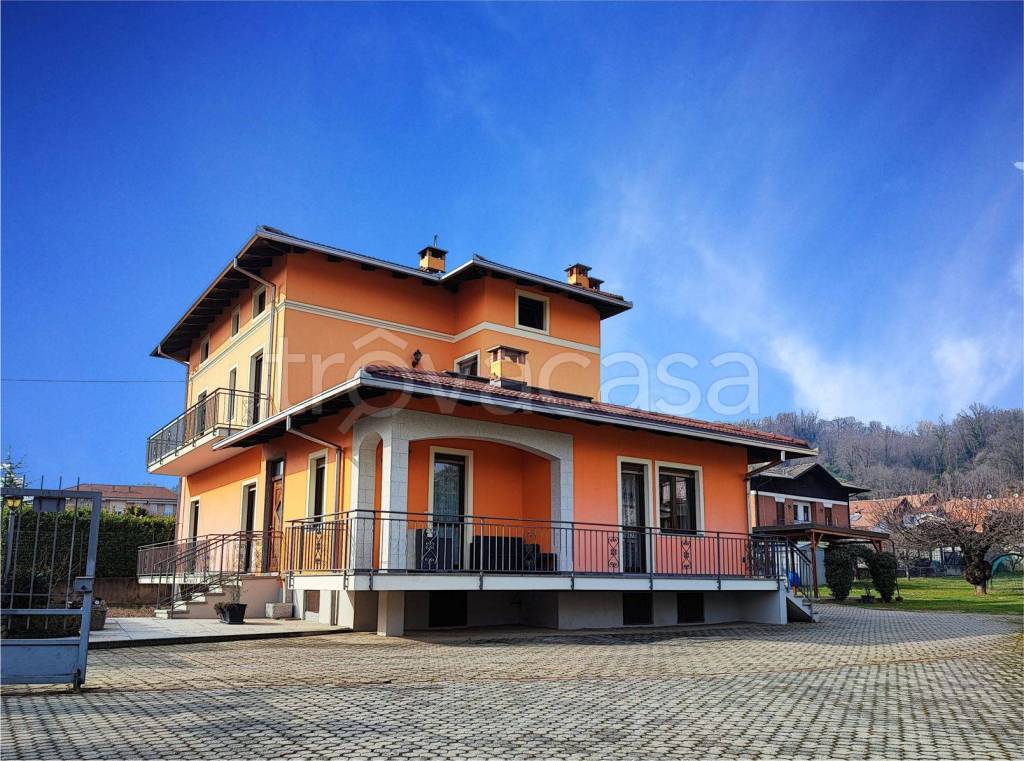 Villa Bifamiliare in vendita a Biella via Giuseppe Poma