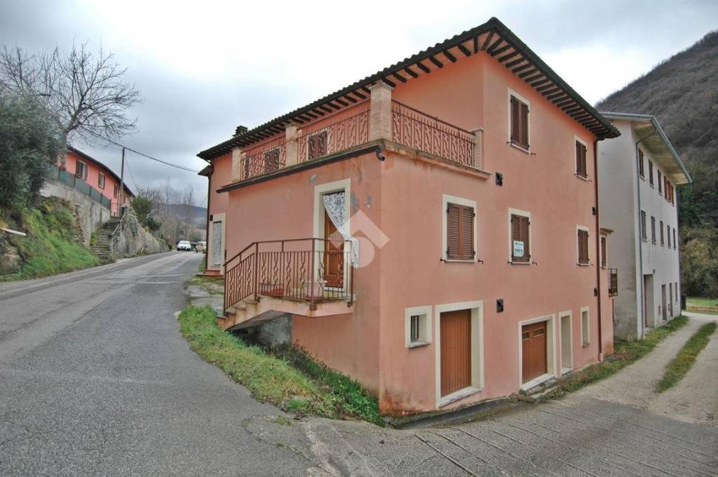 Appartamento in vendita a Nocera Umbra via Mugnano