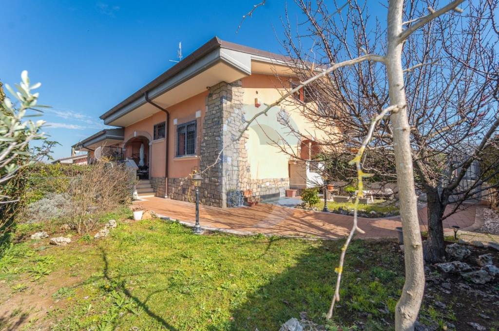Villa Bifamiliare in vendita a Colonna via Casilina, 17/24
