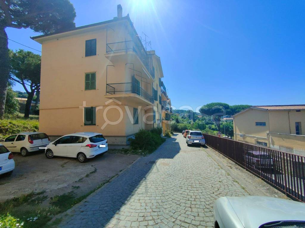 Appartamento in vendita a Castel Gandolfo via Ercolano