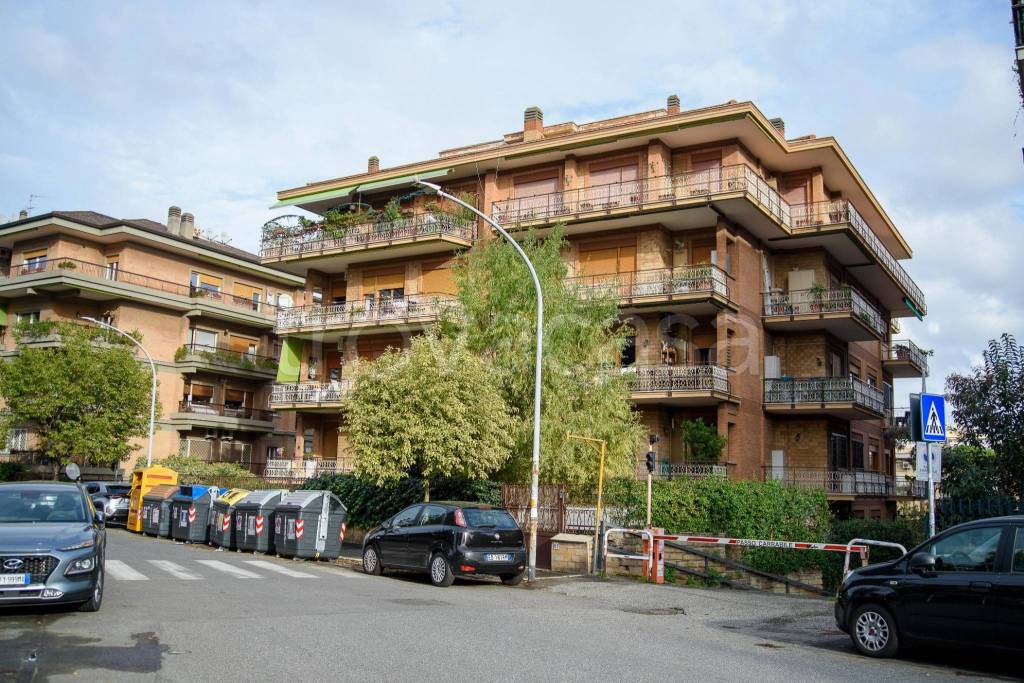 Appartamento in vendita a Roma via Casimiro Manassei