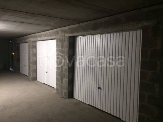 Garage in affitto a Garbagnate Milanese via Varese, 152