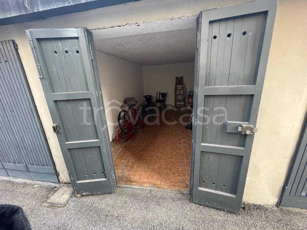 Garage in affitto a Milano via Don Bartolomeo Grazioli, 28
