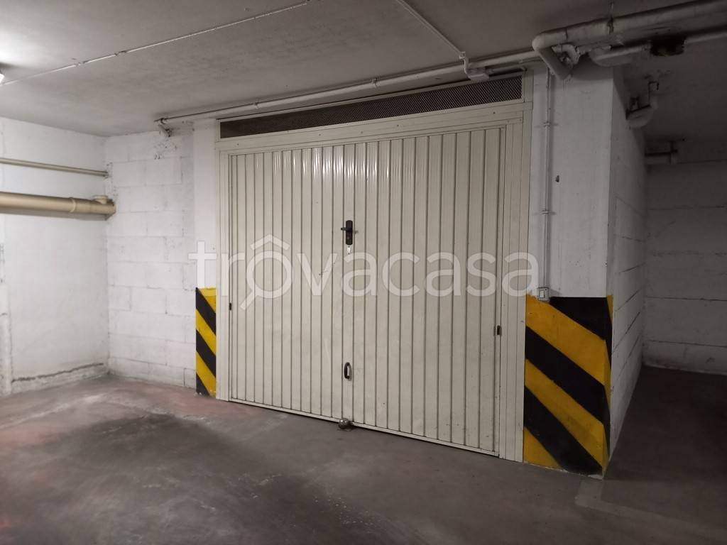 Garage in vendita a Roma via dei Velieri, 129