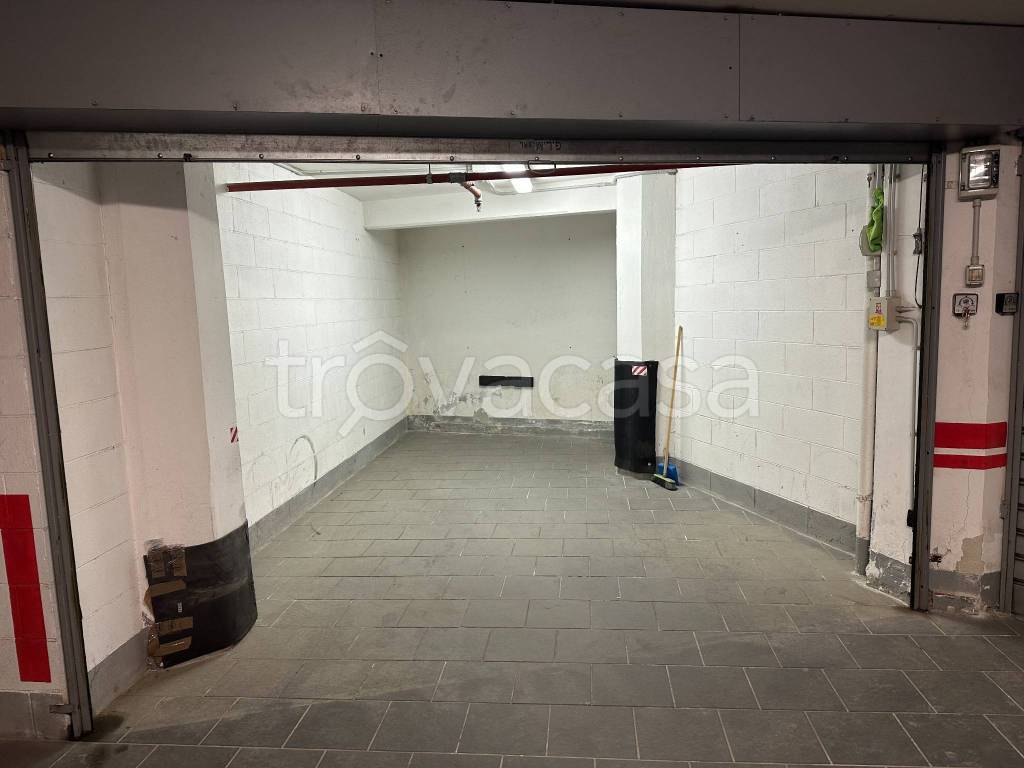 Garage in affitto a Genova via alla Porta degli Archi, 76