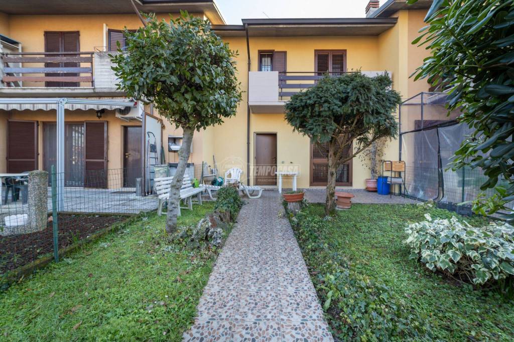 Villa a Schiera in vendita a Gorgonzola via frazione riva 58