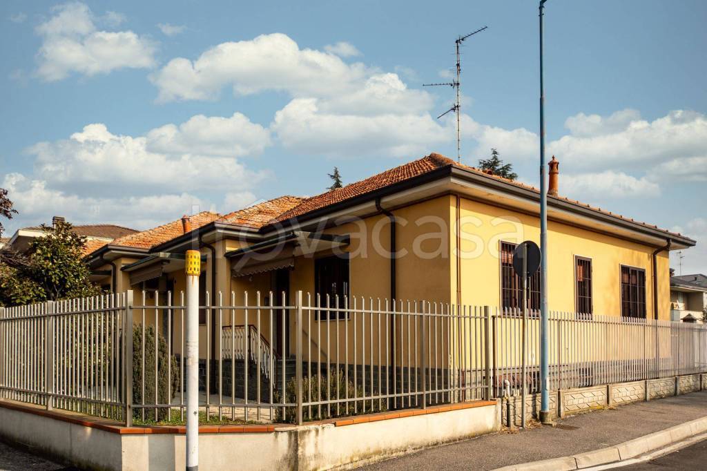 Villa a Schiera in vendita ad Agrate Brianza via Lecco, 10