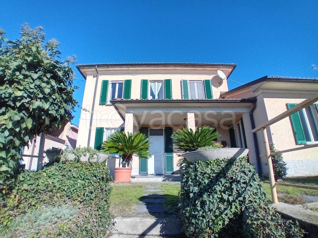 Villa in vendita a Pavia via Pollaioli, 79