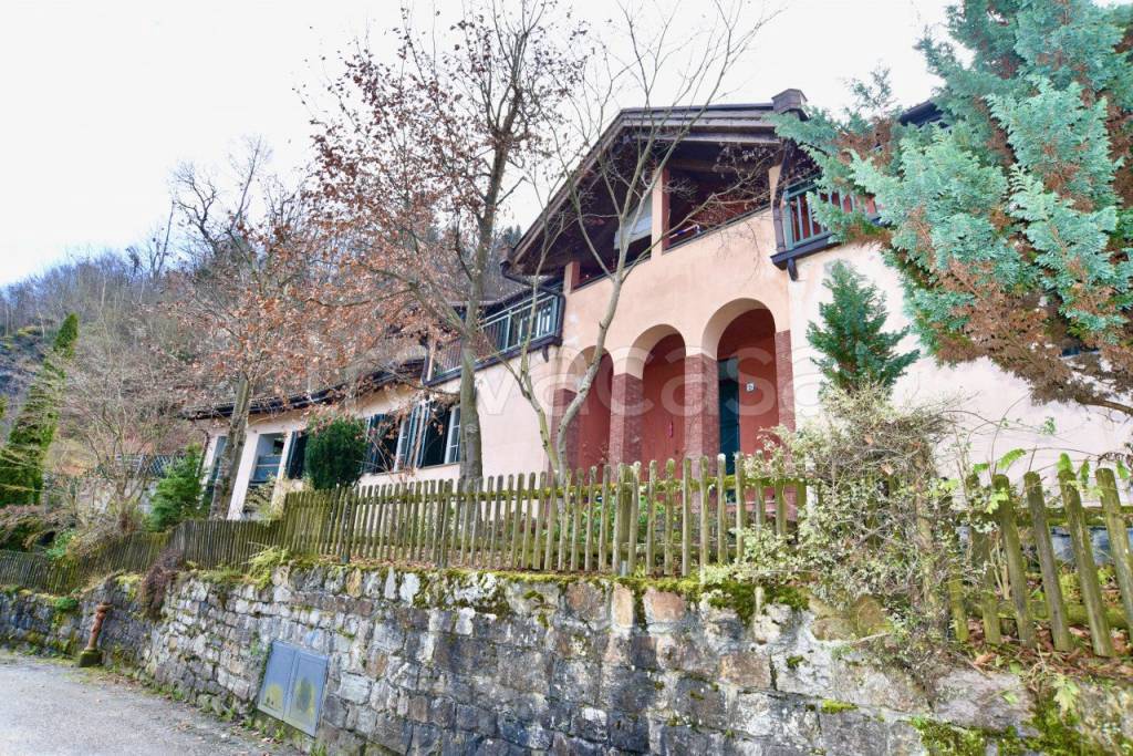 Villa in vendita a Calceranica al Lago via della miniera
