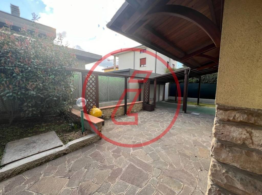 Casa Indipendente in vendita a Bergamo via Bianzana