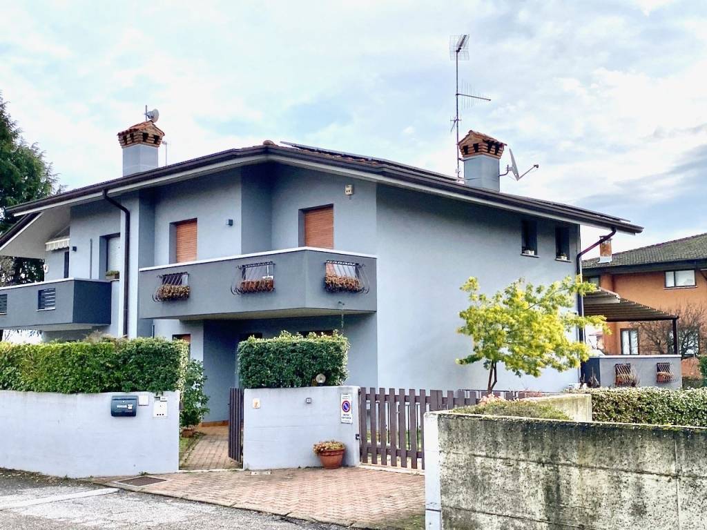 Villa Bifamiliare in vendita a Pagnacco via delle Viole 3