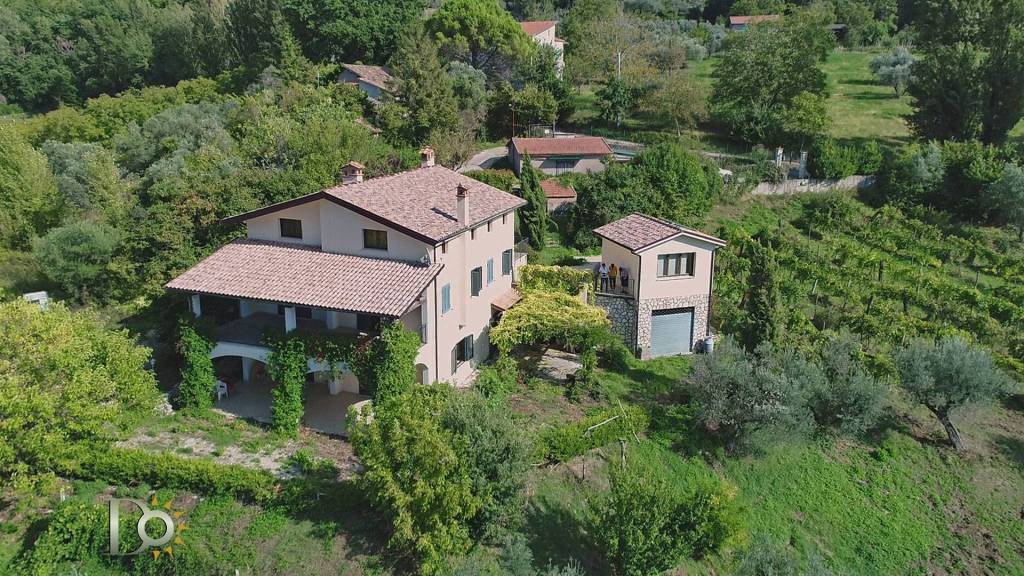 Villa in vendita a Mompeo strada Collepiane Sant'Eleuterio Paradiso