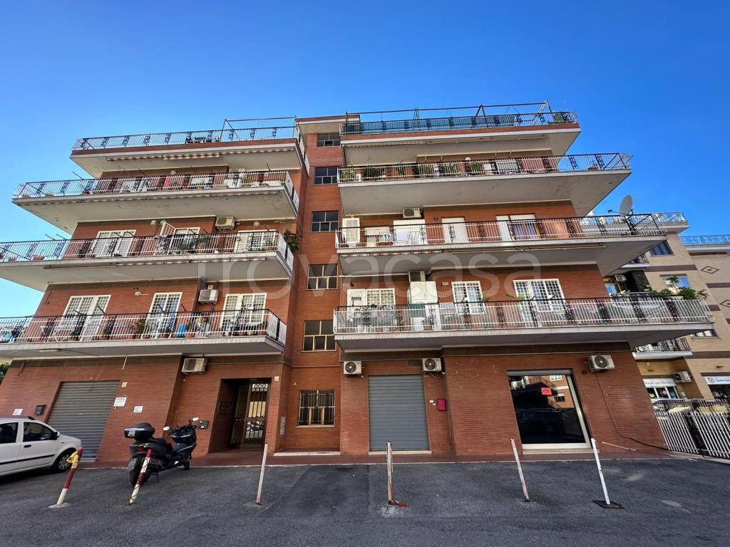 Appartamento in vendita a Roma via Bossolasco, 41
