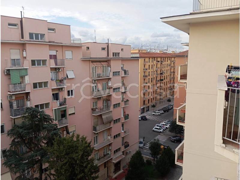 Appartamento in vendita a Roma via Enrico Mazzoccolo