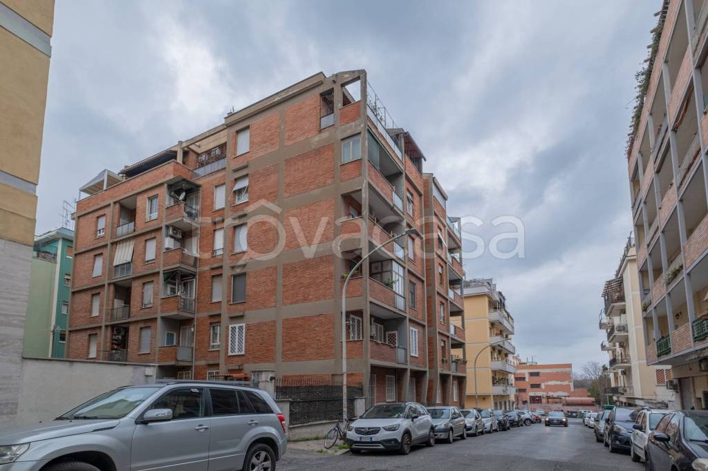 Appartamento in vendita a Roma via Teodoro Mayer