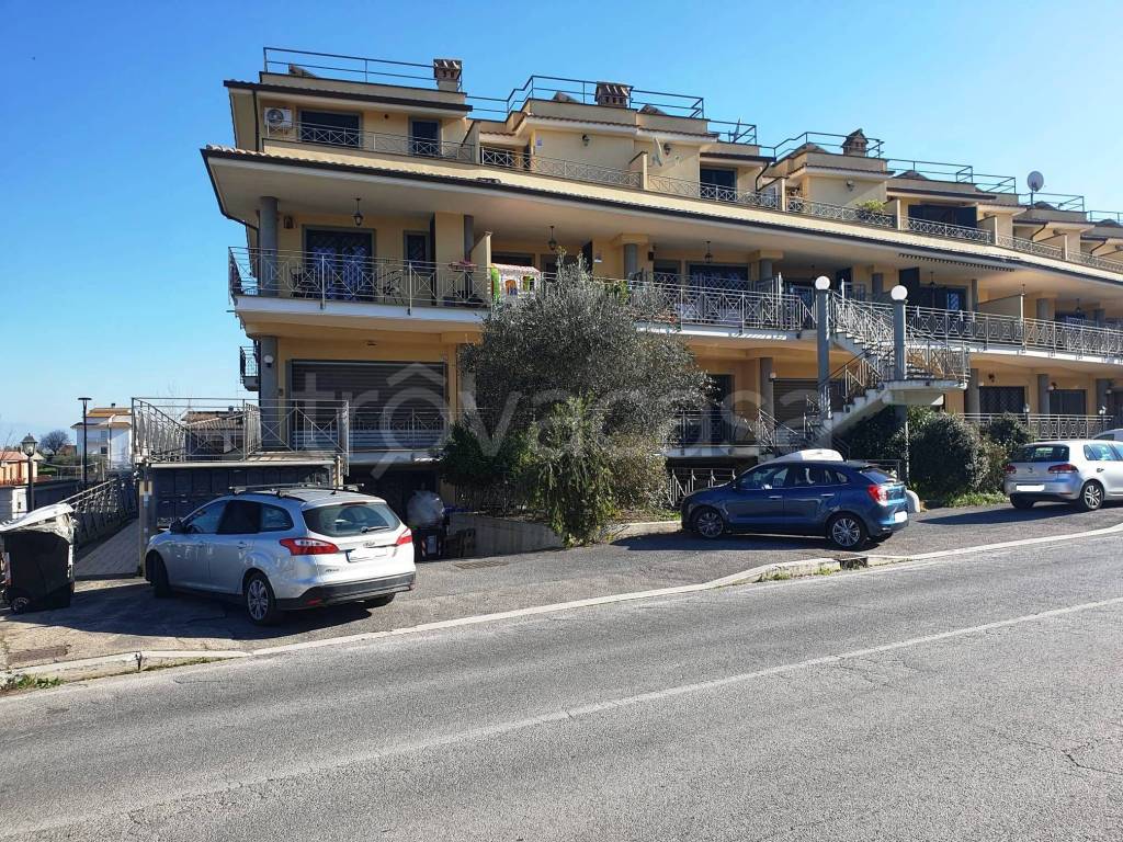 Appartamento in vendita a Roma via di Valle Muricana, 700