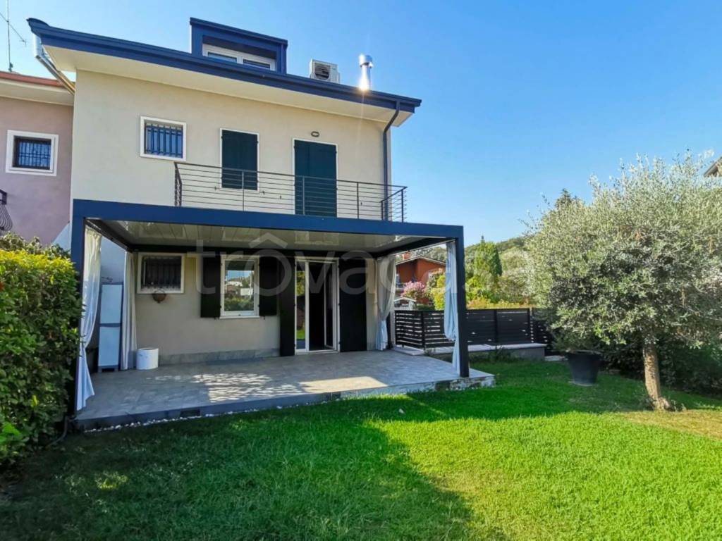 Villa in vendita a Peschiera del Garda via San Francesco, 45