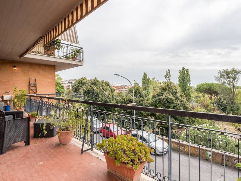 Appartamento in vendita a Roma via Jaime Pintor