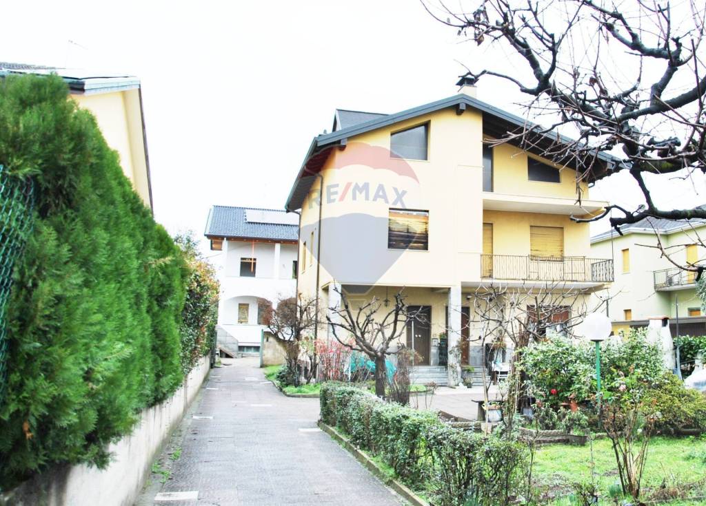 Casa Indipendente in vendita a Rho via Torino, 32
