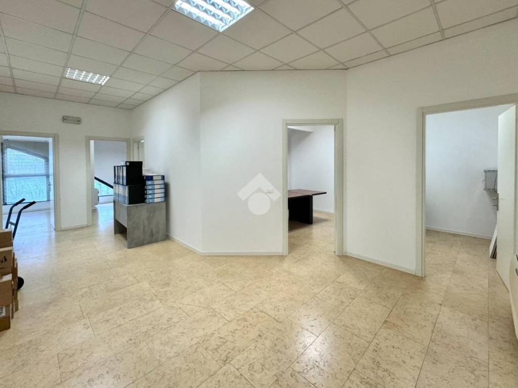 Ufficio in vendita a Bolzano Vicentino via Cà del Luogo, 245