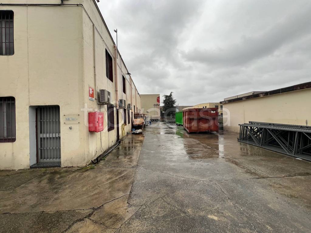 Capannone Industriale in vendita a Verderio via Sernovella