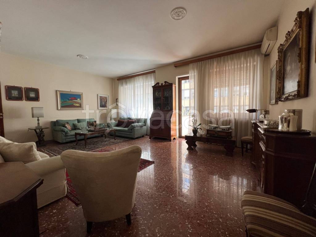 Appartamento in vendita a Roma via Giulio Romano