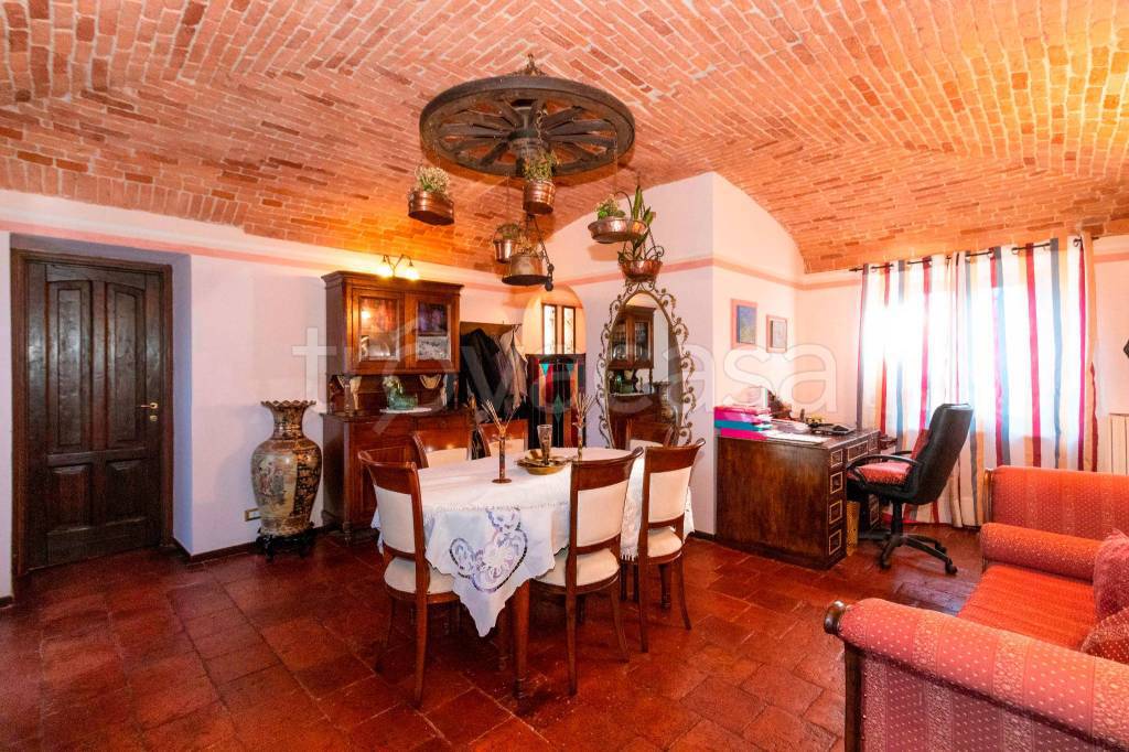 Casale in vendita ad Asti frazione Serravalle, 136