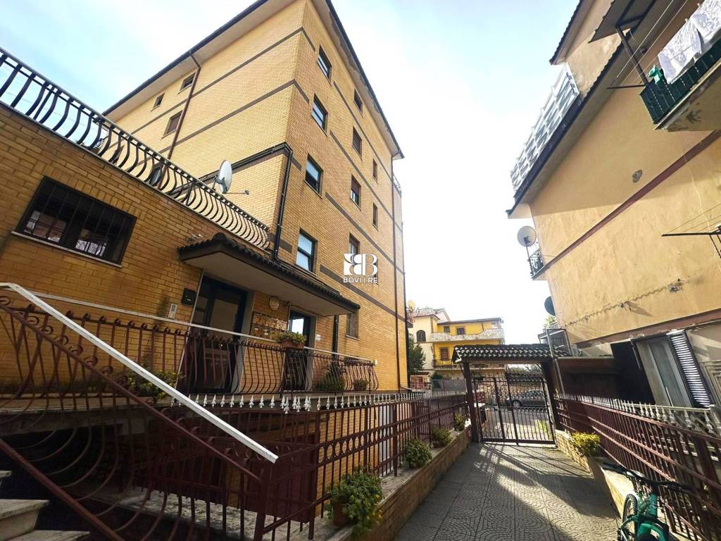 Appartamento in vendita a Roma via delle Case Rosse