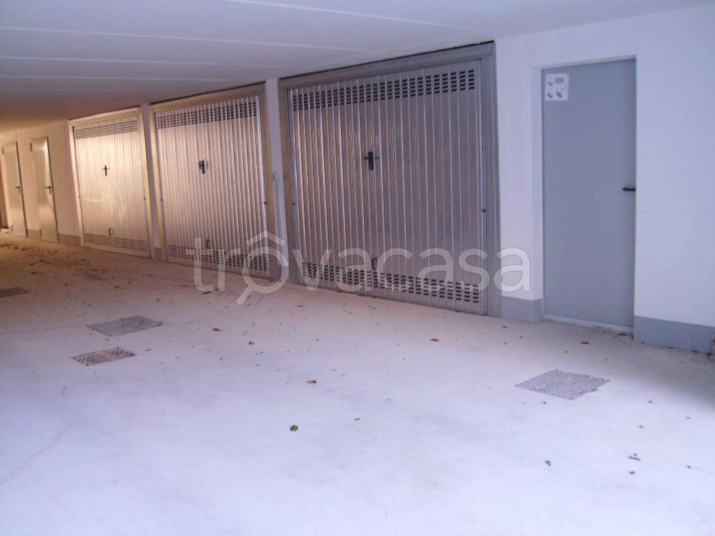 Garage in vendita a Lomagna piazza Cavour, 3
