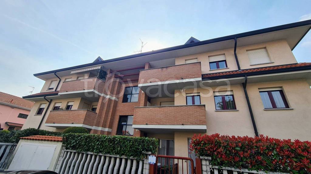 Appartamento in vendita a Gorla Minore via Massimo d'Azeglio, 9
