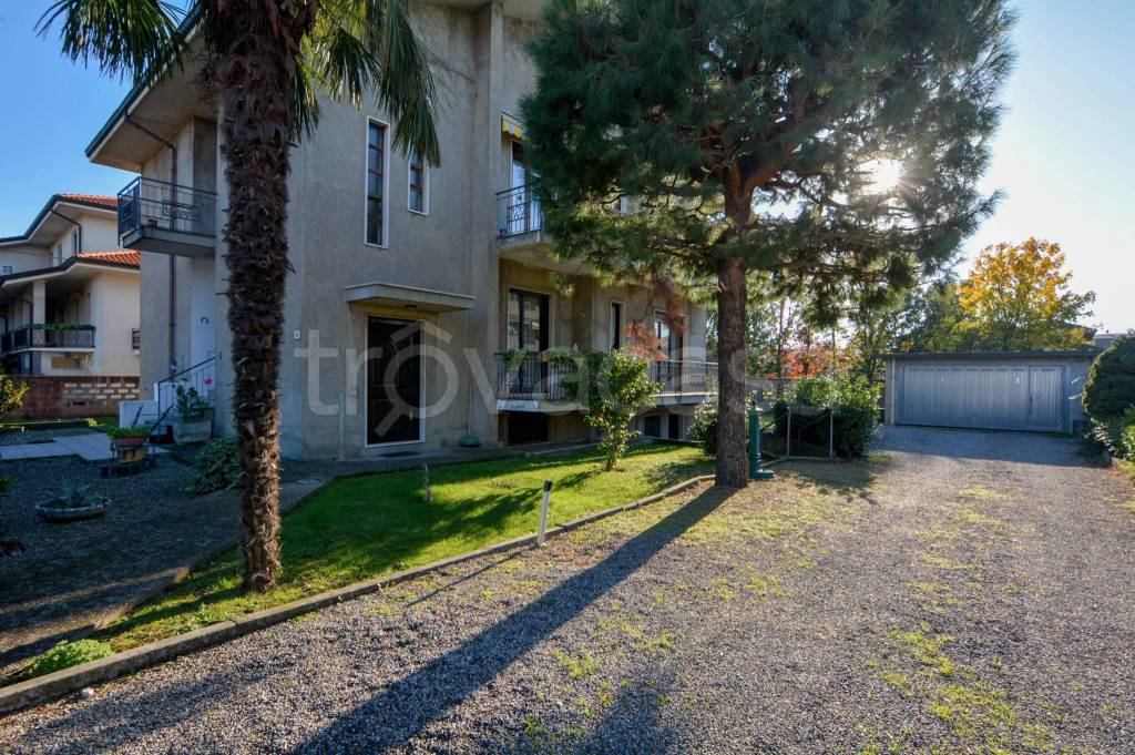 Villa Bifamiliare in vendita a Gerenzano via Alessandro Manzoni, 34