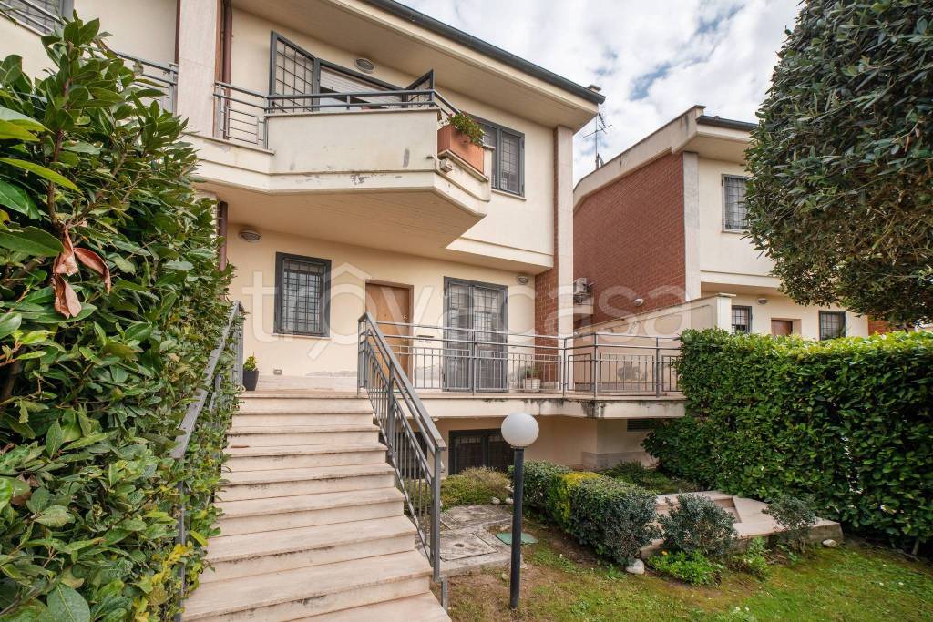 Villa a Schiera in vendita a Roma via Pier Lorenzo De Vita, 42