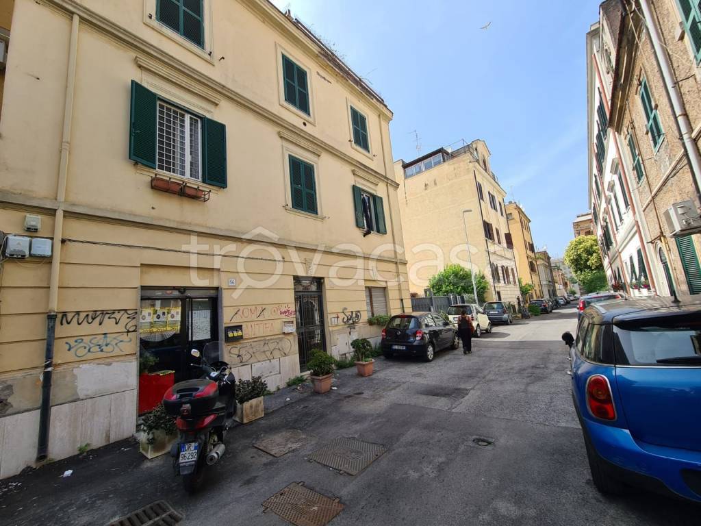 Appartamento in vendita a Roma via Giovanni Brancaleone