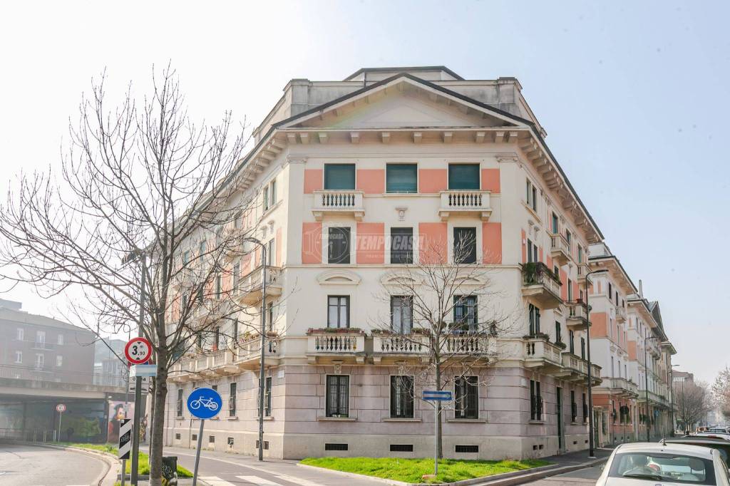 Appartamento in vendita a Milano via Achille Bizzoni 1