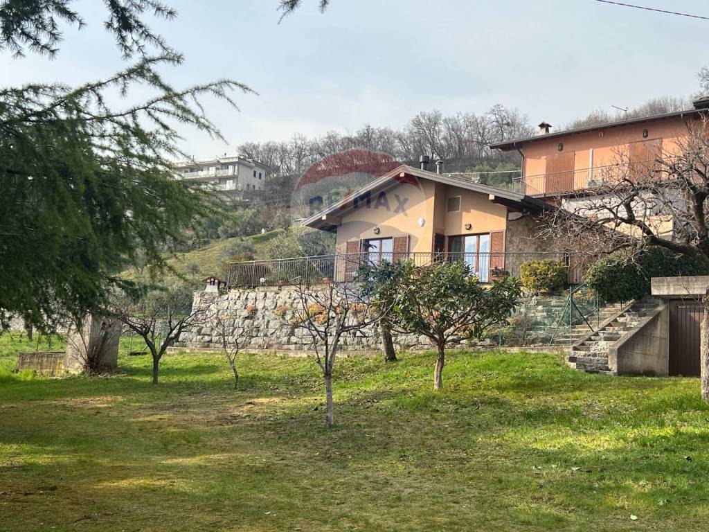 Villa in vendita a Riva di Solto via vella, 7