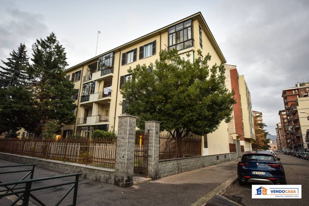 Appartamento in vendita a Torino via La Loggia, 35